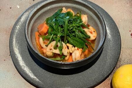 Салат с креветками, лотосом и папайей