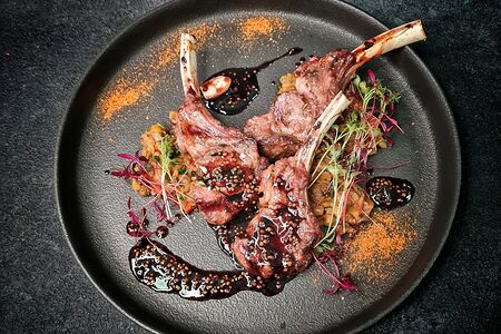 Каре ягненка с печеными овощами