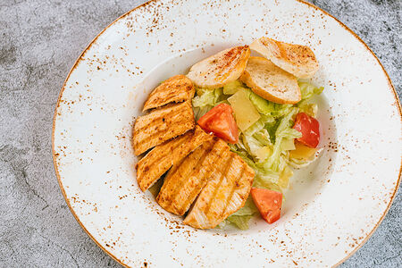 Цезарь с курицей гриль