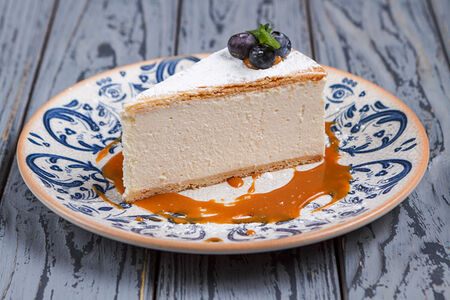 Чизкейк с карамельным соусом