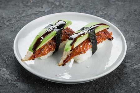 Суши с угрём и авокадо