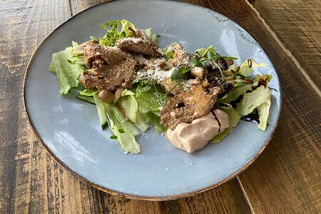 Салат с теплой телятиной в сметанном соусе