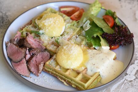 Вафля с ростбифом и яйцом пашот