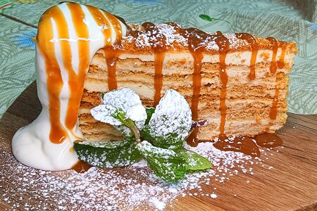 Пирожное Медовик