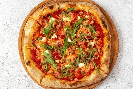 Пицца с тартаром из маринованного лосося