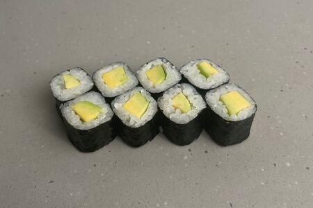 Ролл с авокадо