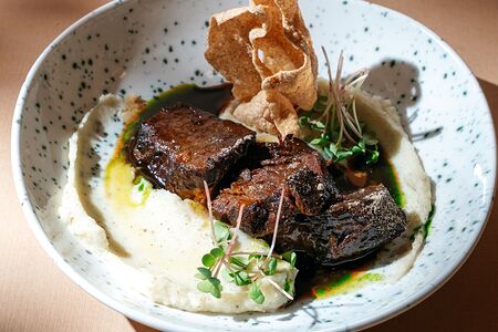 Томлёные телячьи щеки с трюфельным маслом