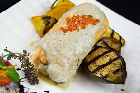 Рулет из семги с овощами гриль