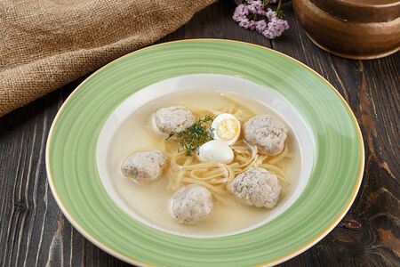 Домашний бульон с куриными фрикадельками