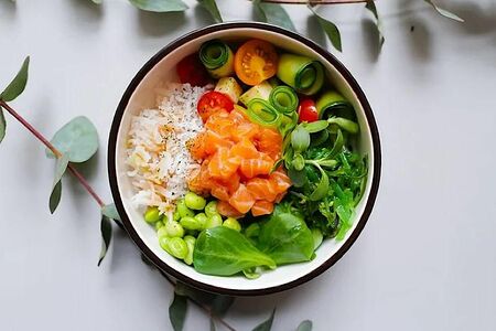 Поке с лососем в соусе Понзу