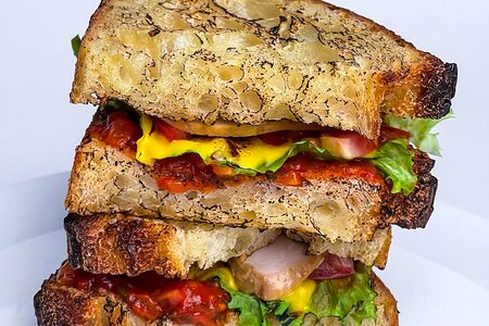 Сэндвич с курицей и томатом