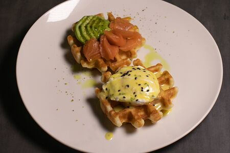 Картофельные вафли со слабосоленым лососем