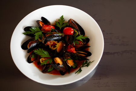 Соте из мидий в ракушке с томатами