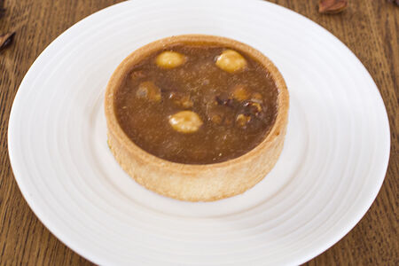 Тарталетка с орехом и карамелью