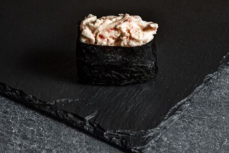 Гункан с крабом