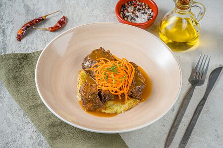 Томленые говяжьи щёчки на подушке из цукини