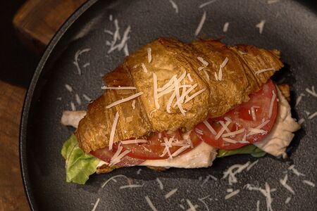 Круассан с бужениной из куриного филе