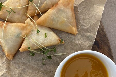 Хрустящие конвертики с креветками и соусом манго