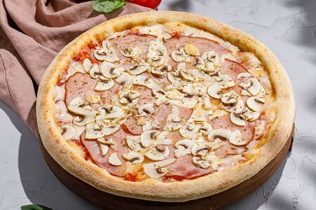 Пицца с ветчиной и грибами