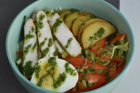 Теплый салат с курицей и яйцом