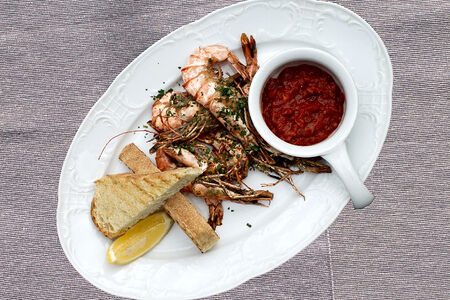 Королевские креветки гриль XXL с соусом арабьята