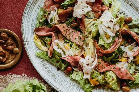 Салат с утиным филе, романо, имбирем и томатами