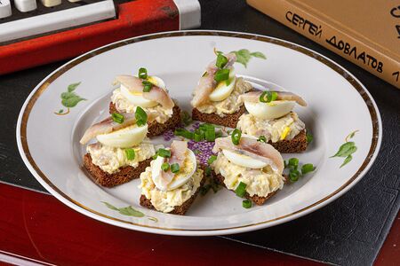 Бутерброды с сельдью и перепелиным яйцом