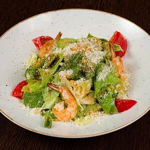 Салат Цезарь с тигровыми креветками