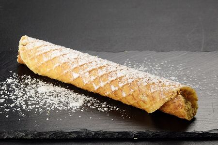 Вафельная трубочка с вареной сгущенкой