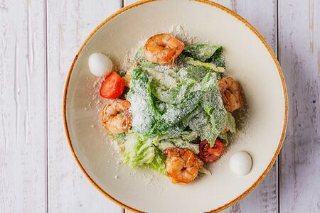 Салат Цезарь с креветками