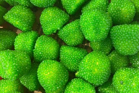 Ягоды в зеленой обсыпке