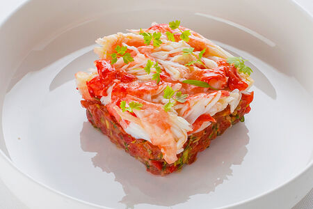 Каталана из мурманского краба с тартаром из помидоров и томатная вода с базиликом