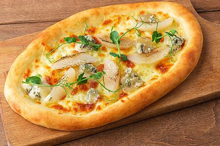 Хачапури с сыром дорблю и грушей