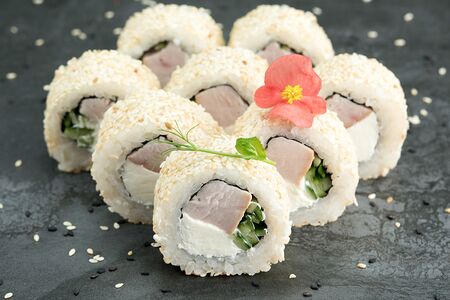 Ролл в кунжуте с курочкой