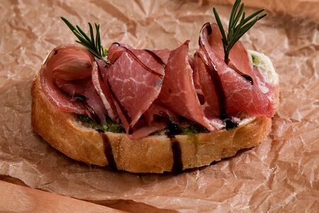 Брускетта с хамоном
