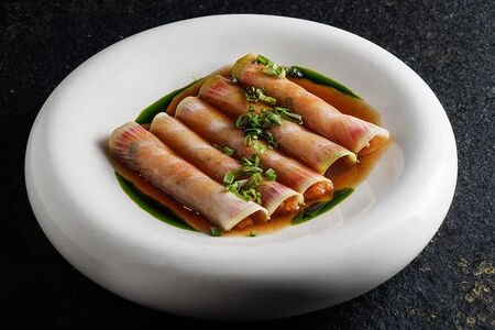 Тартар из лосося с белой редькой и ферментированным чесноком