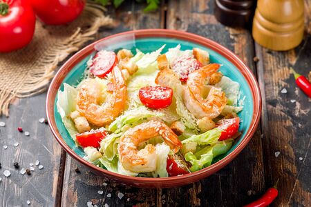 Салат Цезарь с креветками
