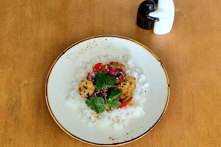 Рис с креветками соусе с овощами