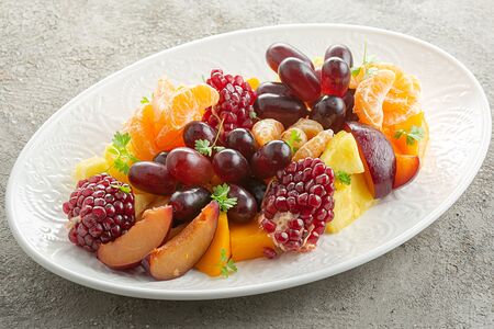 Фруктовая тарелка из сезонных фруктов