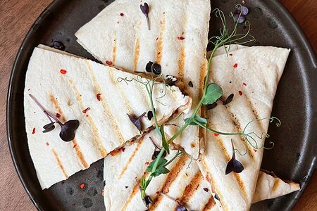 Кесадилья с курицей и грибами