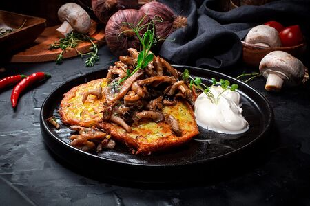 Драники с грибами и сметаной