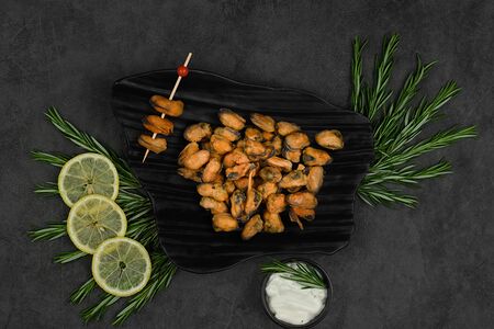 Мидии жареные с соусом айоли