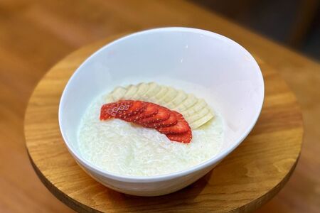 Сливочная рисовая каша с бананом и свежей клубникой