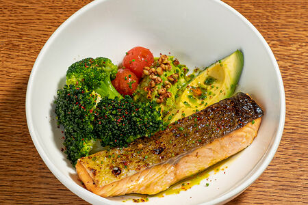 Лосось гриль с мятым авокадо