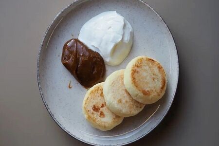 Сырники со сметаной и вареной сгущенкой