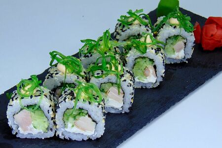 Ролл Нежный с курицей холодного копчения и чукой