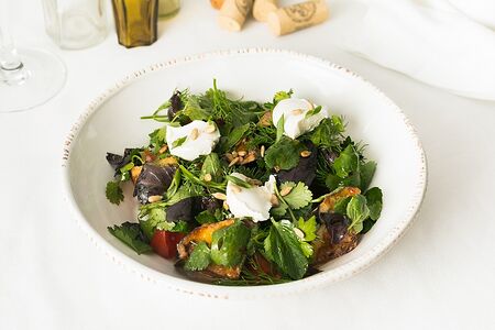 Салат с хрустящими баклажанами, томатами и сливочным сыром