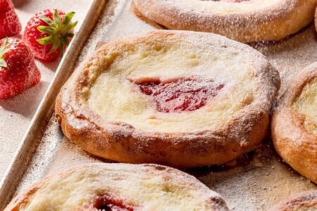 2 ватрушки Клубника-сметана