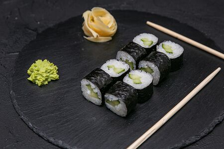 Классический ролл с огурцом