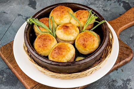 Шапочки шампиньонов, запечённые с сыром